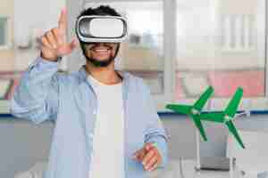 Gratis foto man innoverende windenergie in virtual reality-wereld