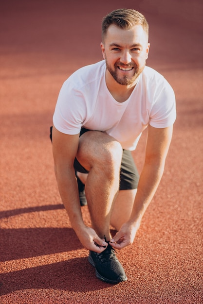 Gratis foto man jogger veters strikken bij stadim