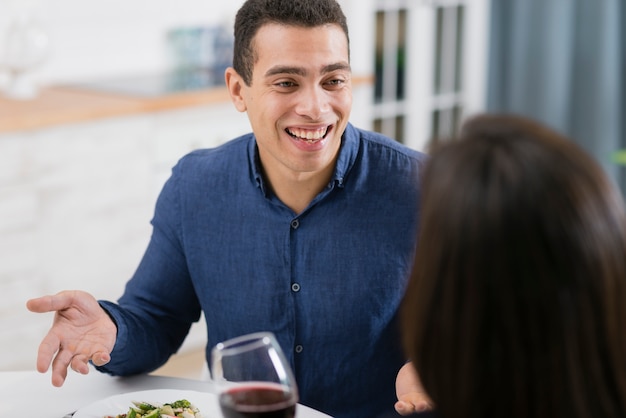 Man kijkt met liefde naar zijn vriendin