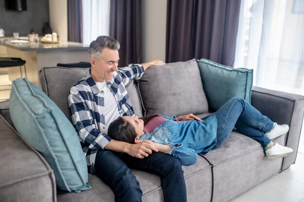 Man kijkt naar liegende vrouw die haar buik aanraakt