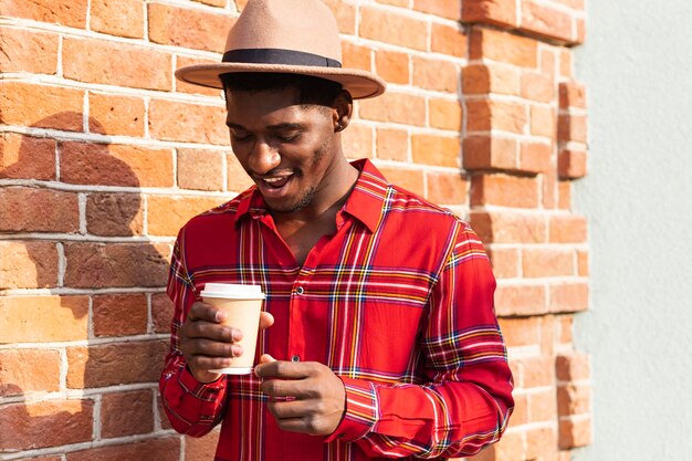Man kijkt naar zijn koffie op straat
