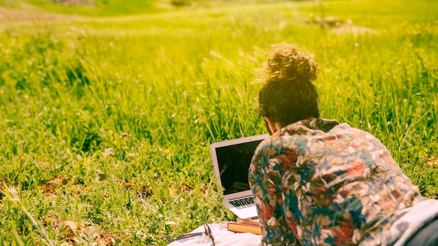 Man kijkt op laptop op aard