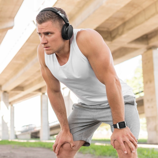 Gratis foto man klaar voor training buiten