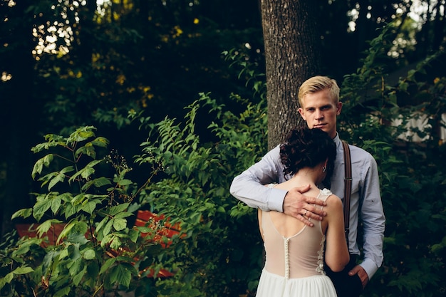 Gratis foto man knuffelen haar vrouw