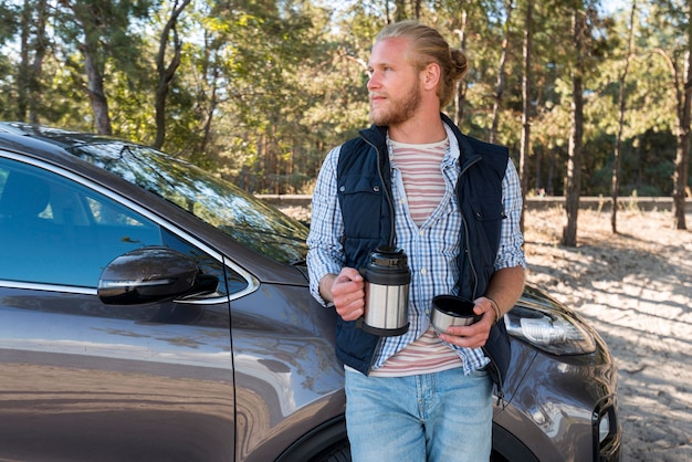 Gratis foto man koffie drinken en wegkijken