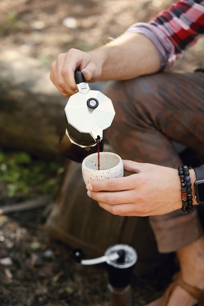 man koffie drinken in het bos