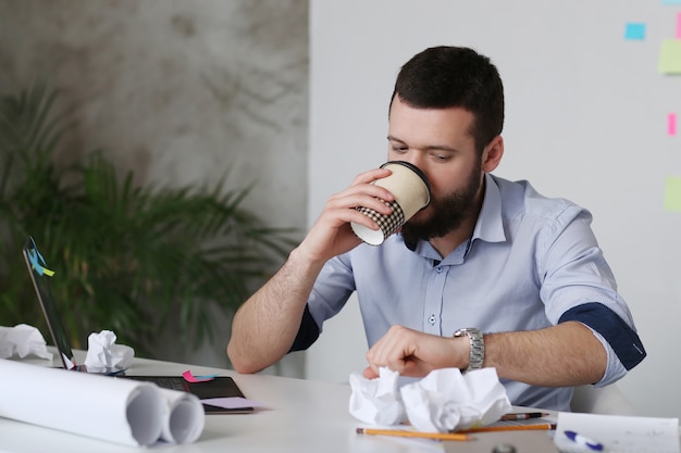 Man koffie drinken op kantoor