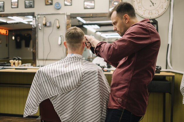 Man krijgt een kapsel in een kapsalon