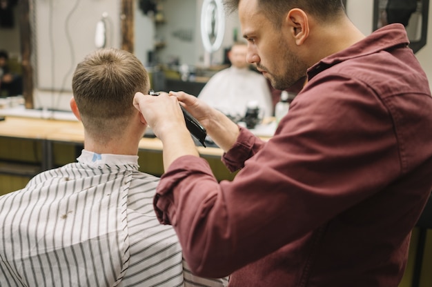 Man krijgt een kapsel in een kapsalon