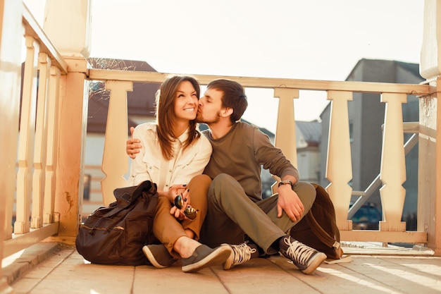 Man kussen wang van zijn vriendin op de veranda