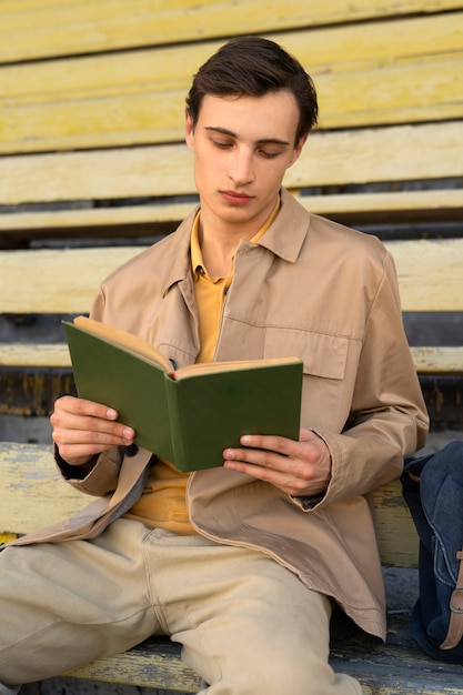 Man leest boek buiten vooraanzicht