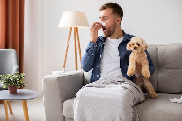 Man lijdt aan allergie medium shot