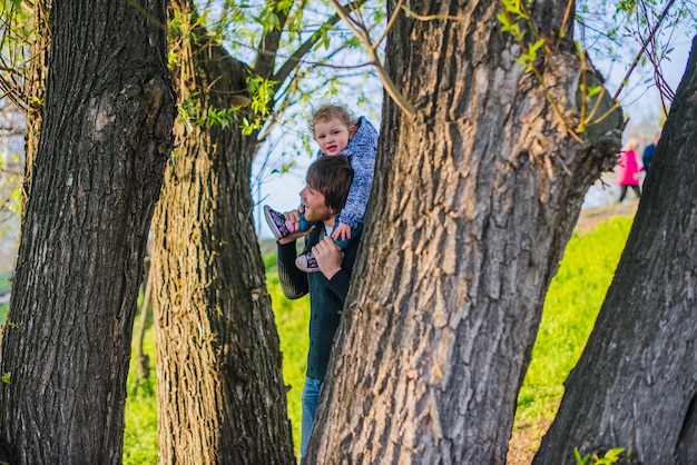 Man loopt met zijn zoon op zijn schouders