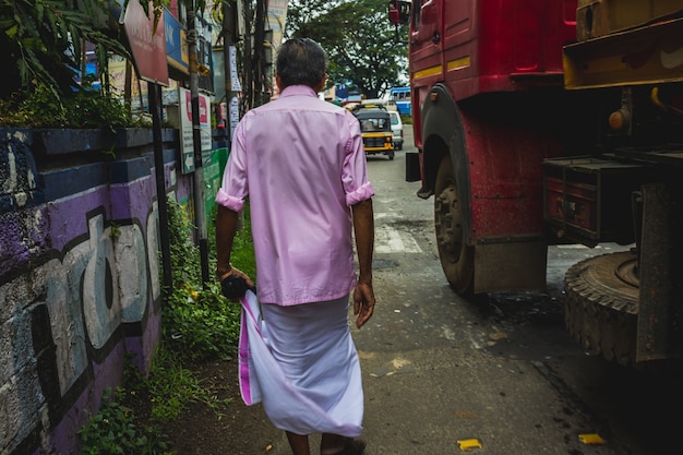 Gratis foto man loopt over de straten van india