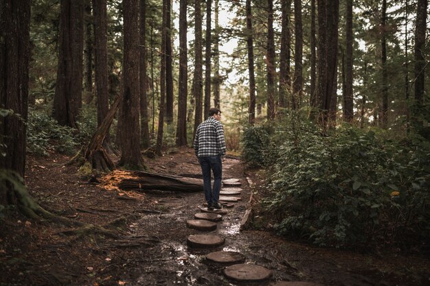 Man lopen in het bos