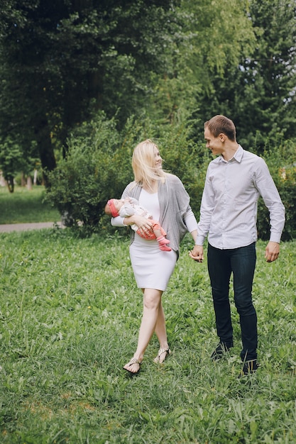 Man lopen met zijn vrouw terwijl ze met haar baby in haar armen