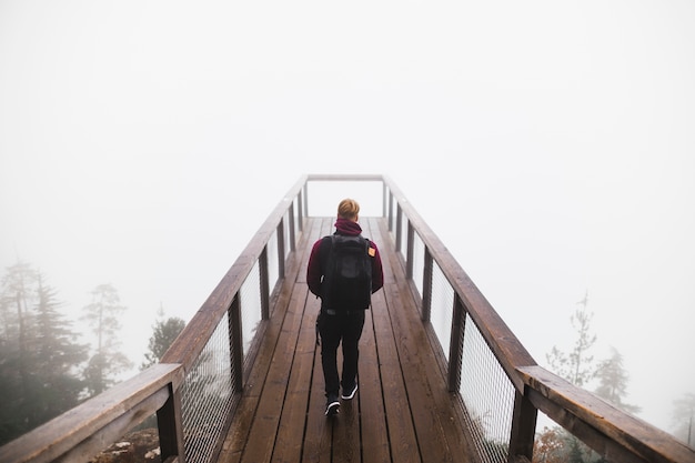 Man lopen op uitkijkpunt