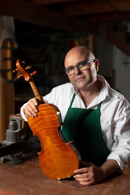 Man maakt een instrument in zijn atelier his