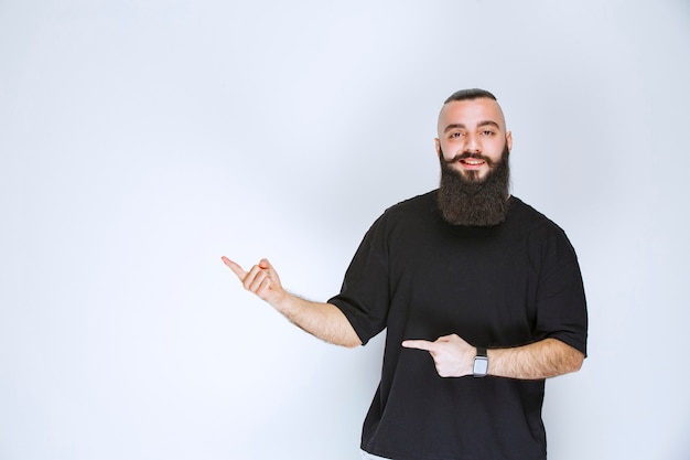 Man met baard die de persoon aan de linkerkant opmerkt.