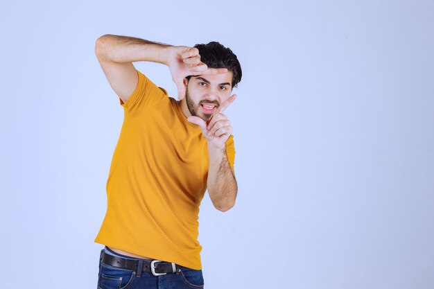 Man met baard die het handteken van de verliezer toont