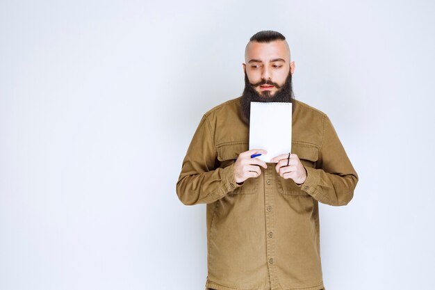 Man met baard die zijn project demonstreert en wacht op beoordelingen.