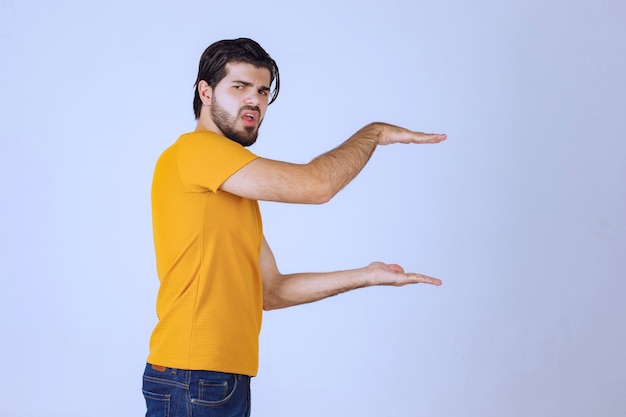 Gratis foto man met baard met geschatte afmetingen van een object