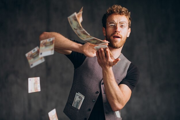 Man met bankbiljetten geïsoleerd in studio