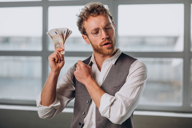 Man met bankbiljetten geïsoleerd in studio