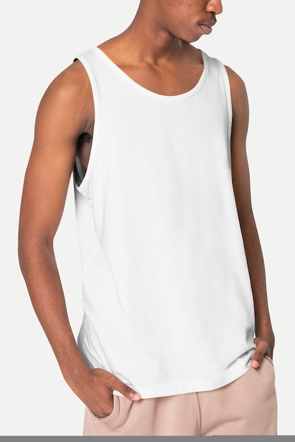 Man met basic witte tanktop-nachtkleding met ontwerpruimte