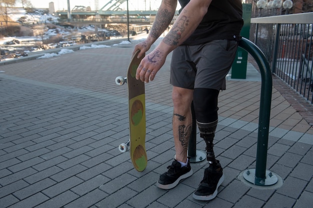 Man met beenhandicap skateboarden in de stad