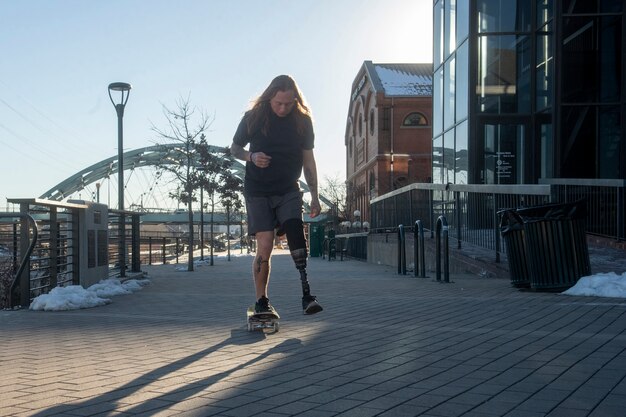 Man met beenhandicap skateboarden in de stad