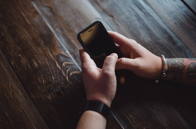 man met behulp van de telefoon