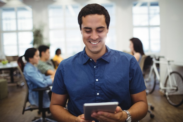 Man met behulp van digitale tablet