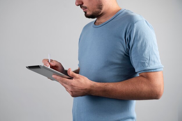 Man met behulp van een digitale assistent op zijn tablet