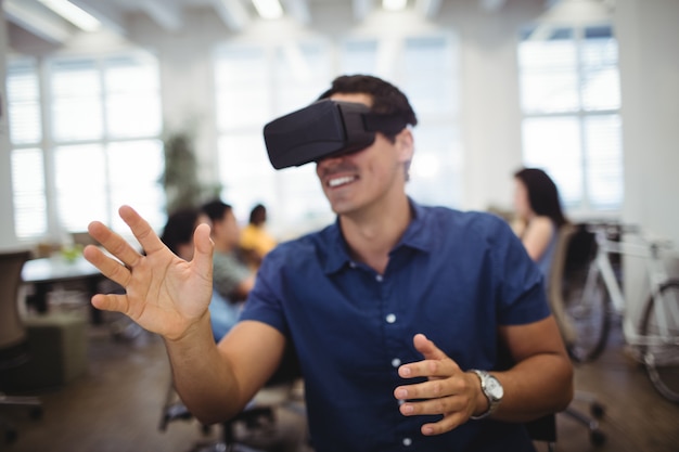 Gratis foto man met behulp van virtual reality headset