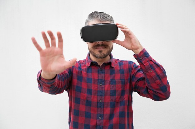Man met behulp van virtual reality headset