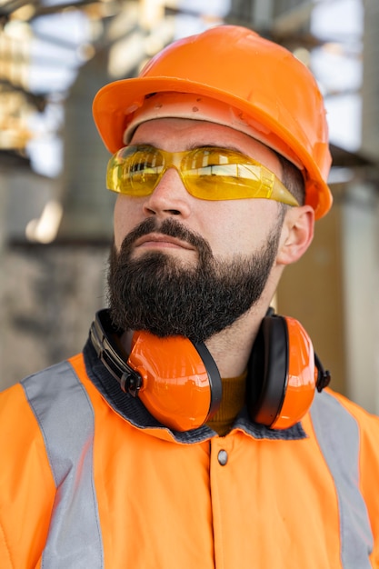 Man met beschermingsmiddelen close-up