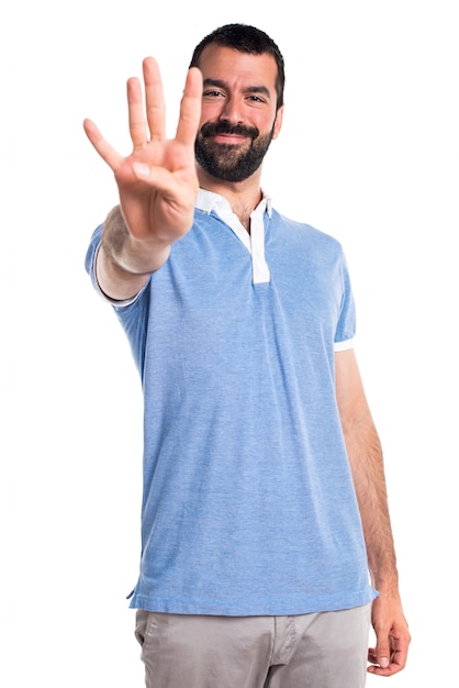 Man met blauw shirt tellen vier