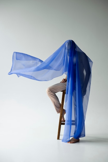 Man met blauwe sjaal op zijn hoofd
