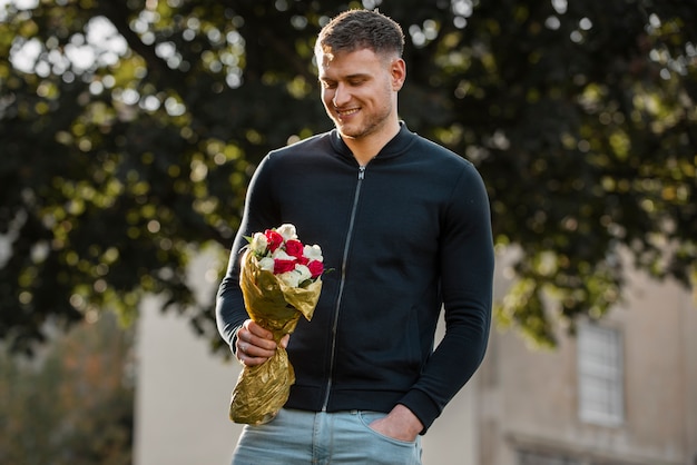 Man met bloemen voor zijn vriendin