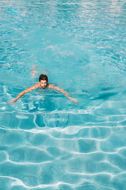 Gratis foto man met borstslag zwemmen