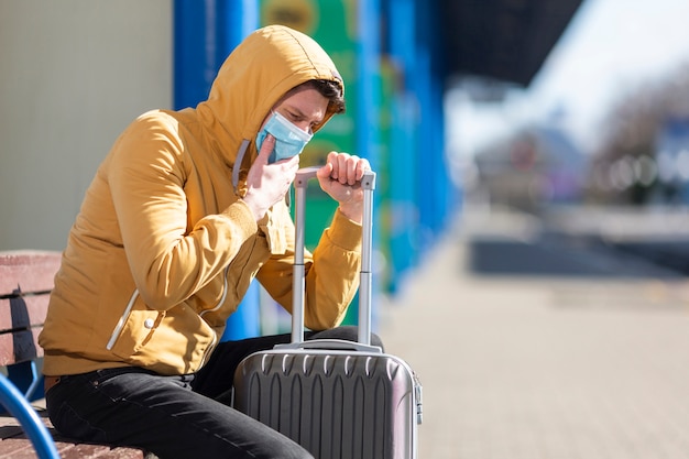 Gratis foto man met chirurgische masker buiten