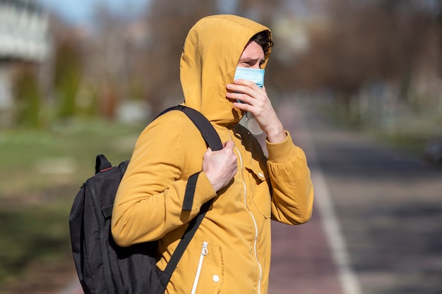 Gratis foto man met chirurgische masker buiten