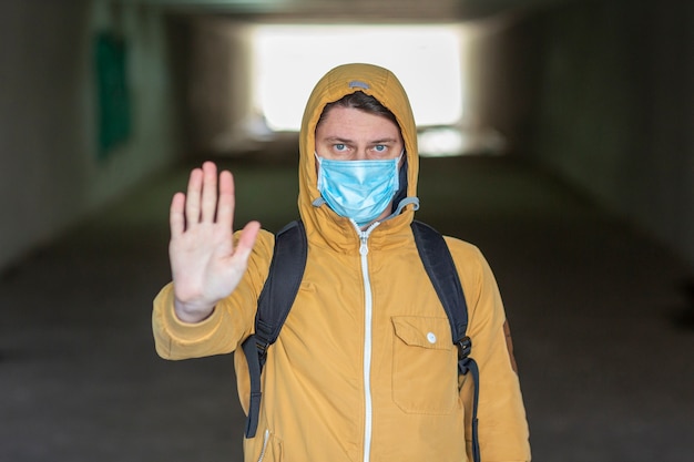 Man met chirurgische masker buiten