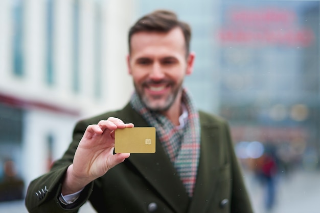 Gratis foto man met creditcard tijdens grote boodschappen