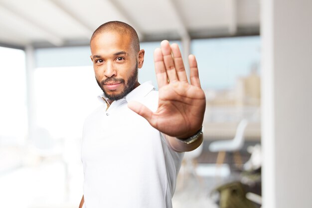 Man met de handpalm naar boven