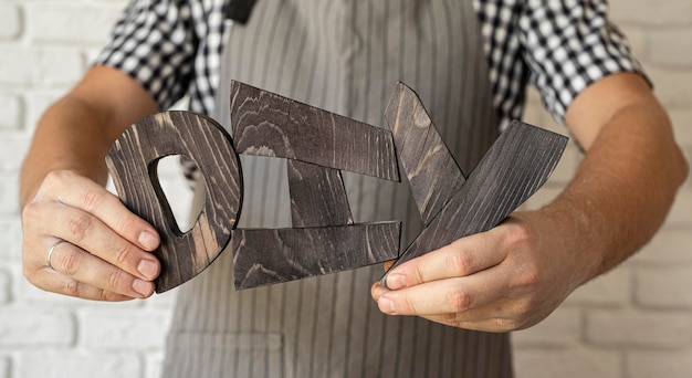 Man met diy letters gemaakt van hout