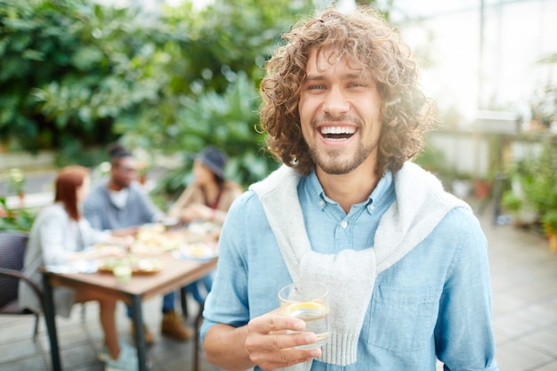 Man met drankje