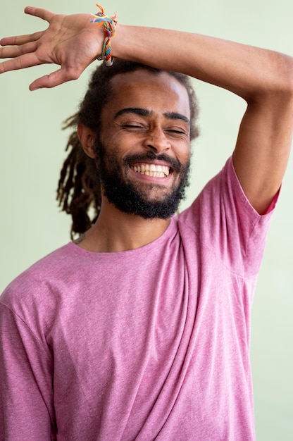 Man met dreadlocks glimlachen