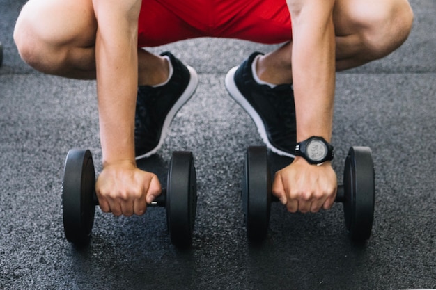 Man met dumbbells